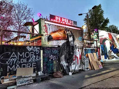 Un food truck coloré au RAW-Gelände, orné de graffitis vibrants et d'une grande illustration de toucan.