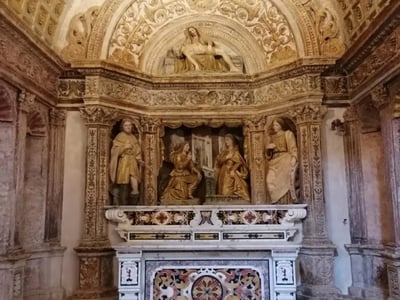 Autel richement décoré du Duomo de Matera, illustrant des sculptures médiévales et des fresques ornées.