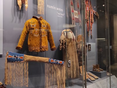 Vêtements et accessoires traditionnels exposés au Musée national des Indiens d'Amérique, illustrant la culture autochtone.
