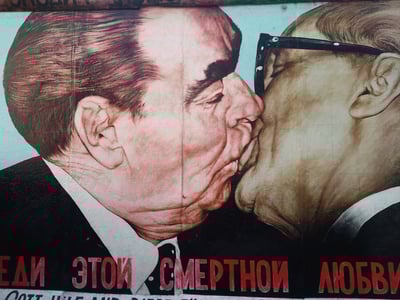 Mur emblématique de l'East Side Gallery représentant le baiser historique entre Brejnev et Honecker, symbole de la Guerre froide.