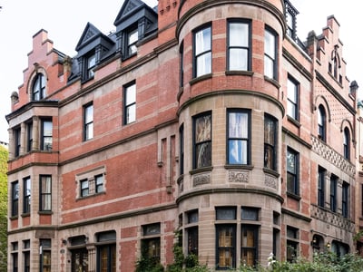 Maison historique des Tenenbaums à Brooklyn, avec son architecture distinctive et son jardin verdoyant.