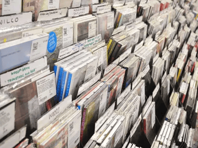 Étagères remplies de CDs à Rough Trade East, une destination prisée pour les amateurs de musique à Londres.
