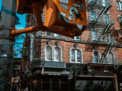 Bar artisanal "The Half Pint" à Greenwich Village, avec une façade vintage et une ambiance animée.