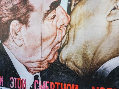 Fresque emblématique montrant l'embrassade de Brejnev et Honecker au East Side Gallery, symbole de l'histoire allemande.