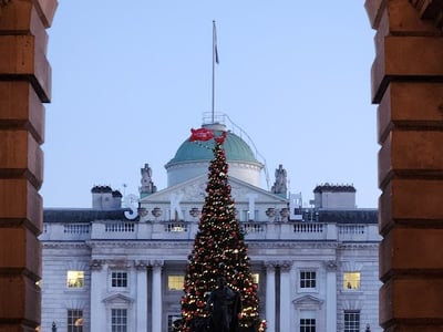 Vue du sapin de Noël devant la Courtauld Gallery, illuminée et festive, créant une ambiance hivernale à Londres.