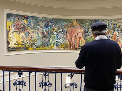 Un visiteur admire une grande œuvre abstraite dans la Courtauld Gallery, mettant en valeur la richesse artistique du musée.