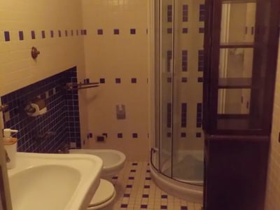 Salle de bain moderne à Suite a mare – Casa della poetessa, avec carrelage bleu et blanc et douche séparée.
