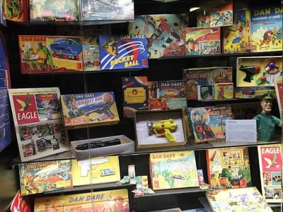 Collection de jeux rétro au Musée des Marques, illustrant la culture populaire des années 1950 à 1970.
