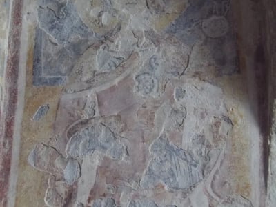 Fresque délicate du Palombaro Lungo, illustrant des figures saintes dans des tons décolorés. Un aperçu du patrimoine culturel local.