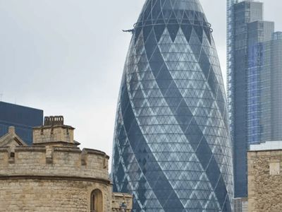 La Gherkin se dresse majestueusement parmi les bâtiments historiques de Londres, symbolisant l'architecture moderne.