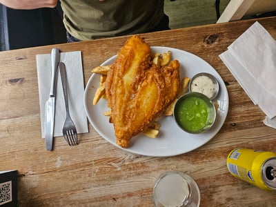 Plat de fish and chips croustillant servi avec une sauce tartare et une sauce verte, au Fish House.