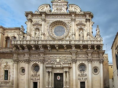 Façade ornée de la Basilique Santa Croce, alliant architecture baroque et sculptures détaillées, située à Lecce.