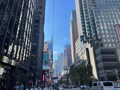 Vue animée de Broadway, Manhattan, avec des gratte-ciels modernes et des panneaux lumineux au cœur de New York.