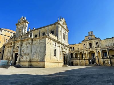 Un bâtiment historique sur la Piazza Duomo, mettant en valeur l'architecture baroque et l'atmosphère méditerranéenne.