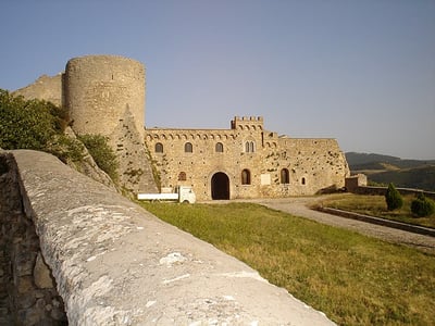 Château de Bovino avec ses murs en pierre et tours anciennes, témoignage de l'architecture médiévale en Italie.