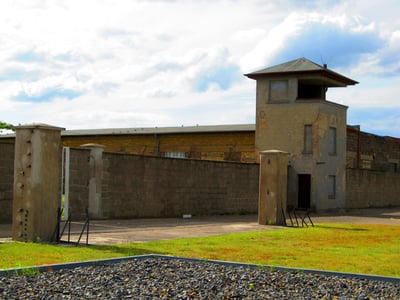 Ancien bâtiment du camp de concentration à Oranienburg, symbole d'une histoire tragique et d'un lieu de mémoire.