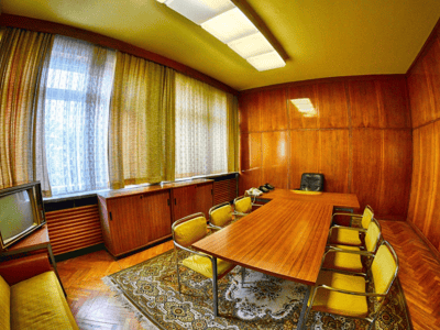 Bureau rétro au musée Stasi, mettant en valeur l'architecture et l'ambiance des années 1960 en Allemagne de l'Est.