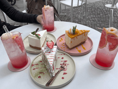 Délicieuses pâtisseries et cocktails colorés dégustés au Café de Luna, offrant une ambiance conviviale et sucrée.