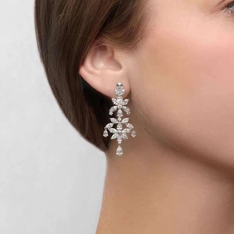 Masterpiece Ohrschmuck aus 18 Kt Weißgold mit Diamanten, am Ohr getragen