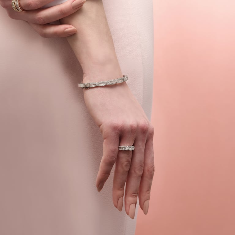 Signature Armreif aus 18 Kt Weißgold mit Diamanten, am Handgelenk getragen