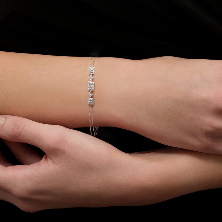 Signature Armband aus 18 Kt Weißgold mit Diamanten, am Handgelenk getragen