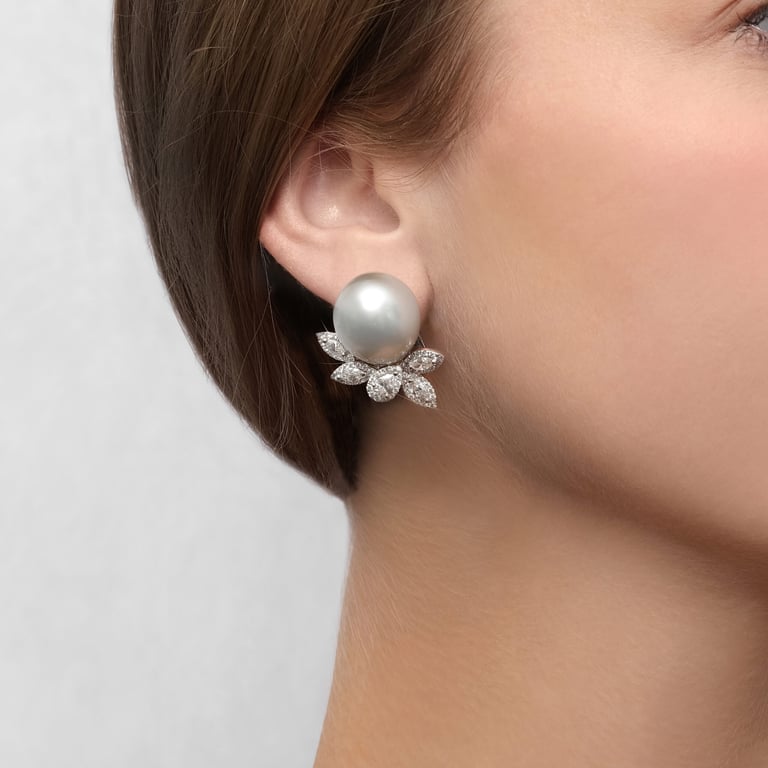 Masterpiece Ohrschmuck aus 18 Kt Weißgold mit Diamanten und Perle, am Ohr getragen