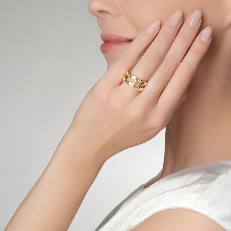 Rivière-Flow Ring aus 18 Kt Gelbgold, an einer Hand getragen