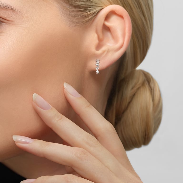 Fancy Creolen aus 18 Kt Weißgold mit Diamanten, am Ohr getragen