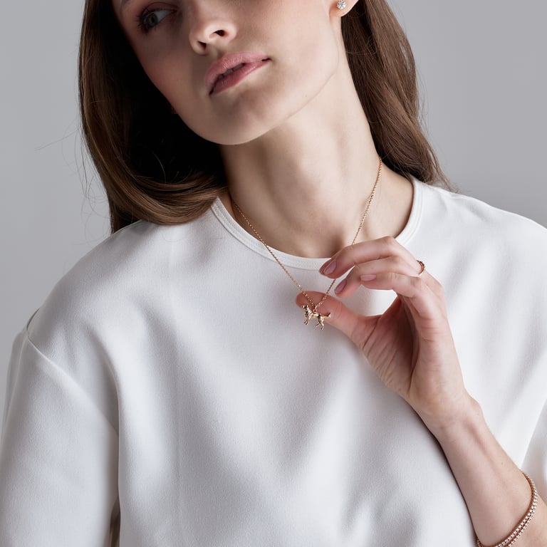 Walk my Love Halsschmuck aus 18 Kt Roségold mit Diamanten, am Hals getragen