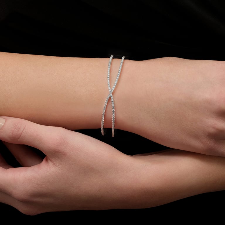 Signature Armspange aus 18 Kt Weißgold mit Diamanten, am Handgelenk getragen