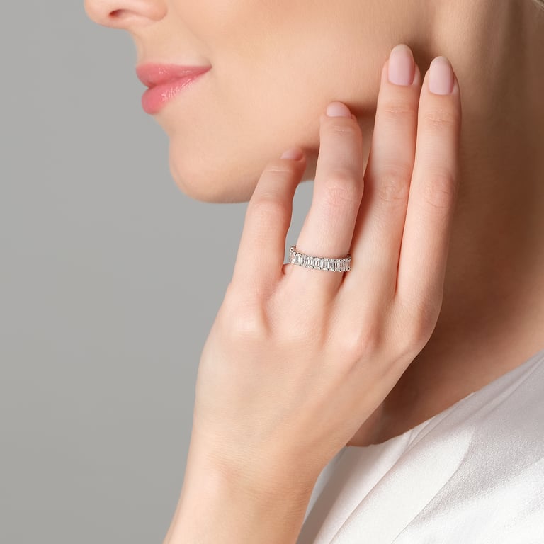 Rivière Emerald Ring aus 18 Kt Weißgold mit Diamanten, an einer Hand getragen