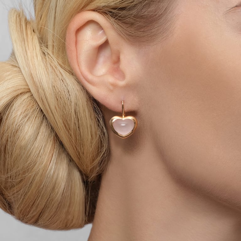 Balou Heart Ohrschmuck aus 18 Kt Roségold mit Rosenquarz, am Ohr getragen