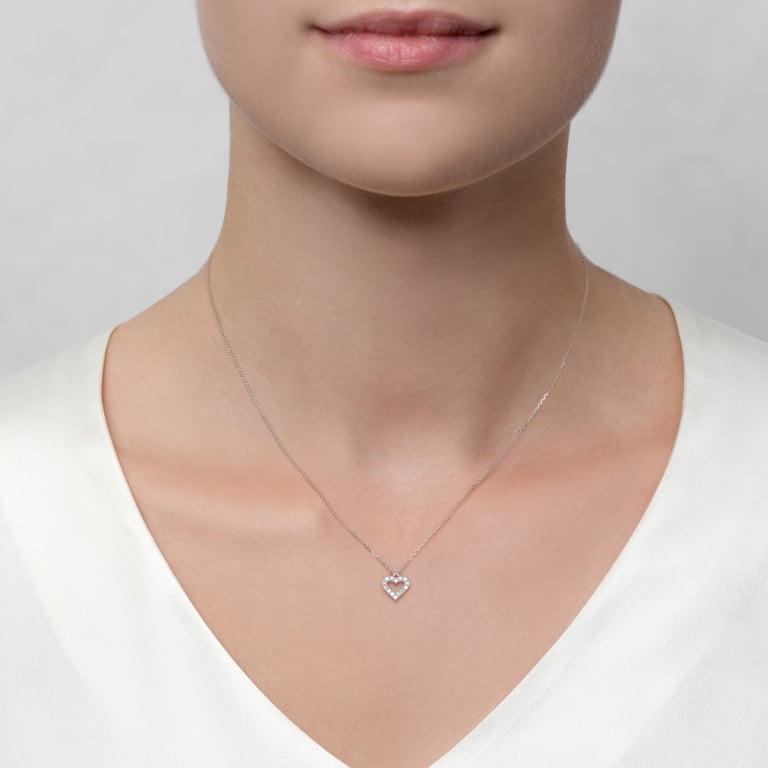 Heart Mini Collier aus 18 Kt Weißgold mit Diamanten, am Hals getragen