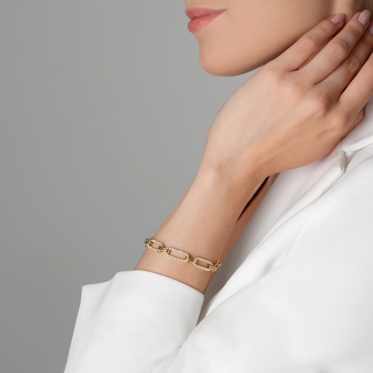 Cee Armschmuck aus 18 Kt Gelbgold mit Diamanten, am Handgelenk getragen
