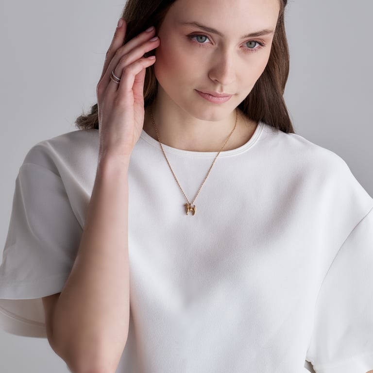 Walk my Love Halsschmuck aus 18 Kt Roségold mit Diamanten, am Hals getragen