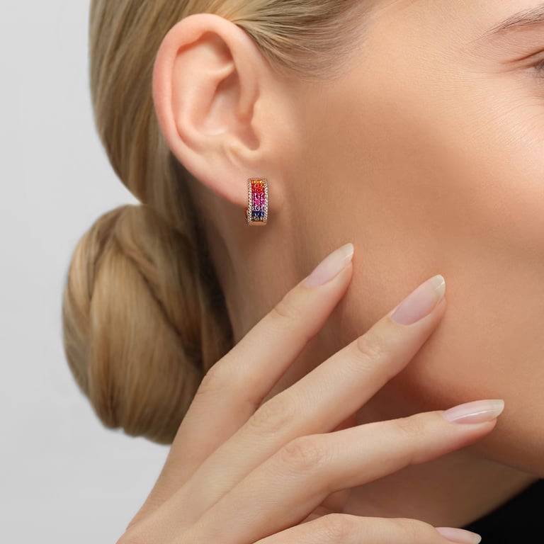 Rivière Rainbow Creolen aus 18 Kt Roségold mit Diamanten und Saphir, am Ohr getragen