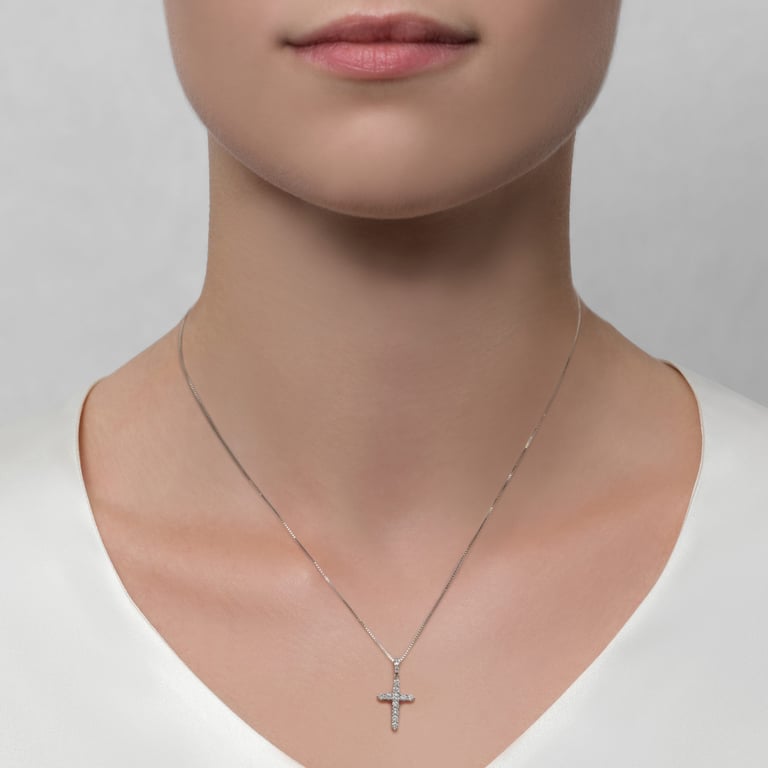 Kreuz aus 18 Kt Weißgold mit Diamanten, am Hals getragen