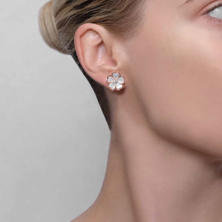 Flora Classic Medium Ohrschmuck aus 18 Kt Roségold mit Diamanten und Perlmutt, am Ohr getragen