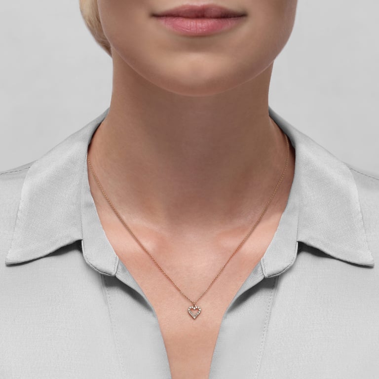 Heart Mini Collier aus 18 Kt Roségold mit Diamanten, am Hals getragen