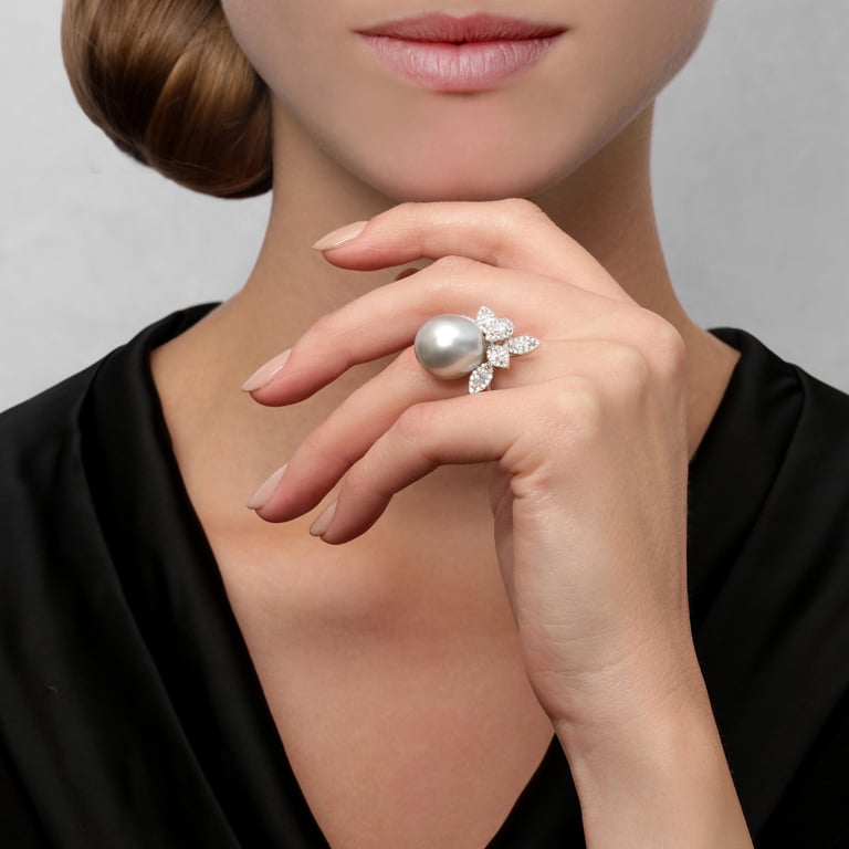 Masterpiece Ring aus 18 Kt Weißgold mit Diamanten und Perle, an einer Hand getragen