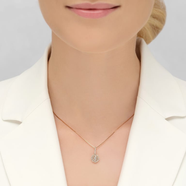 Bloom X-Small Halsschmuck aus 18 Kt Roségold mit Diamanten, am Hals getragen