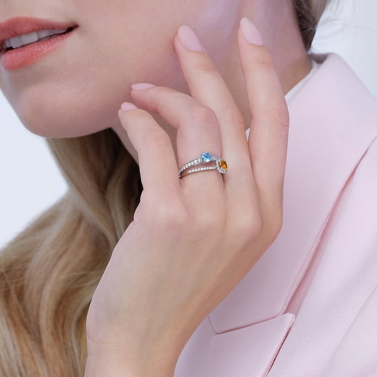 Balou & More Diamonds Ring aus 18 Kt Weißgold mit Diamanten und Topas, an einer Hand getragen
