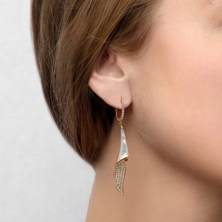 Seaside Ohrschmuck aus 18 Kt Roségold mit Diamanten und Perlmutt, am Ohr getragen