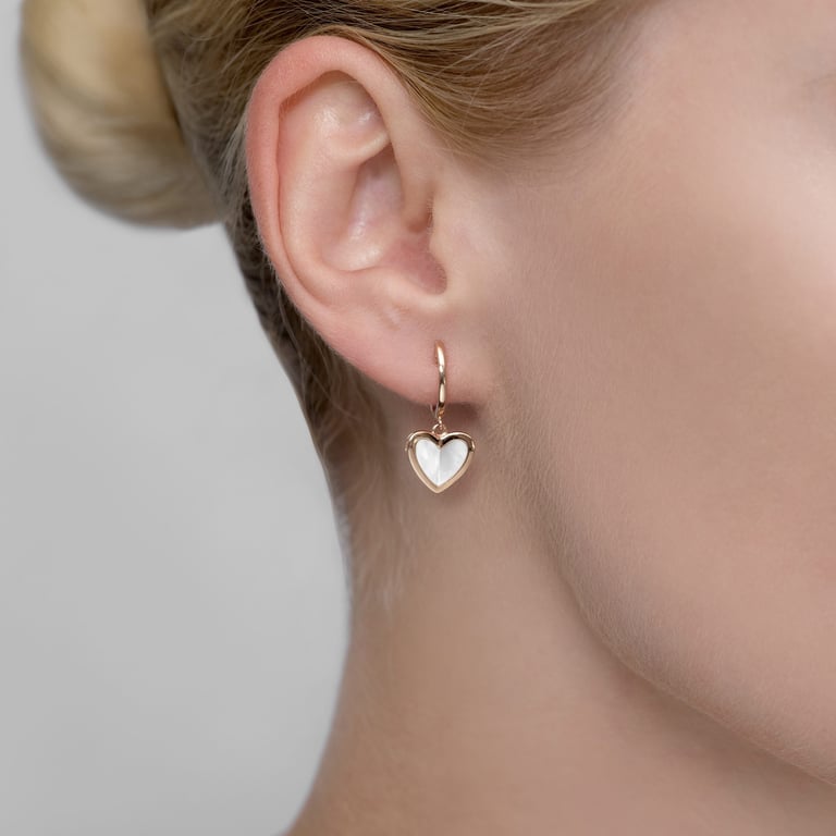 Heart Mother of Pearl Ohrschmuck aus 18 Kt Roségold mit Perlmutt, am Ohr getragen