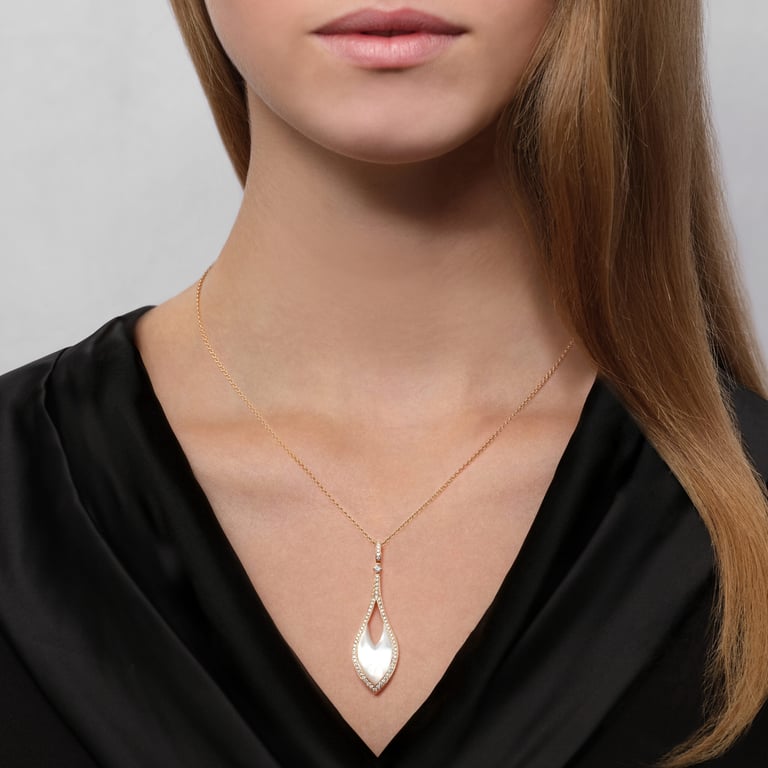 Seaside Anhänger mit Kette aus 18 Kt Roségold mit Diamanten und Perlmutt, am Hals getragen
