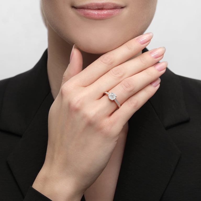 Secrets Classic Ring aus 18 Kt Roségold mit Diamanten, an einer Hand getragen