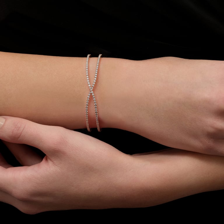 Signature Armspange aus 18 Kt Roségold mit Diamanten, am Handgelenk getragen