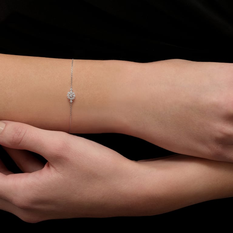 Signature Armband aus 18 Kt Weißgold mit Diamanten, am Handgelenk getragen