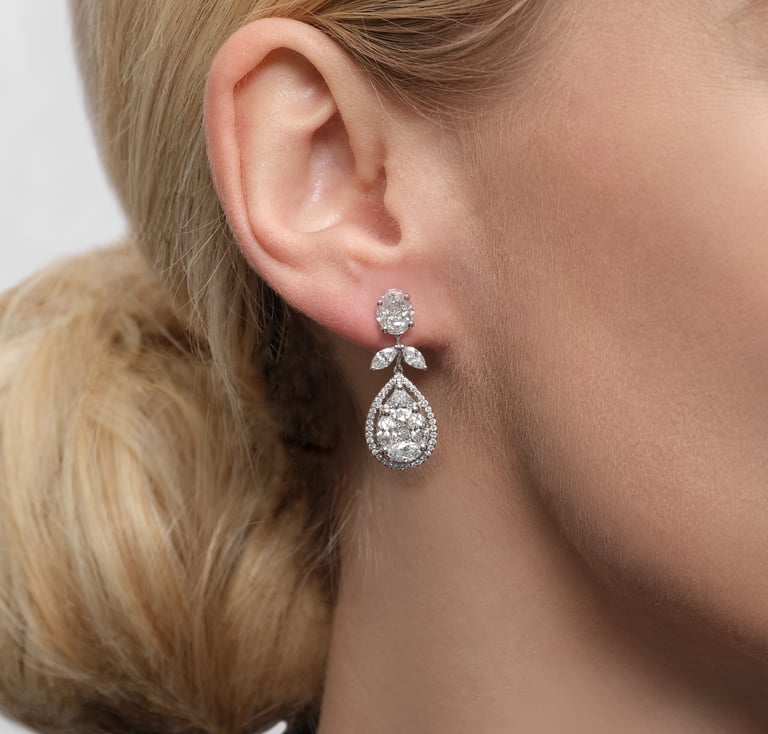 Secrets Special Ohrschmuck aus 18 Kt Weißgold mit Diamanten, am Ohr getragen
