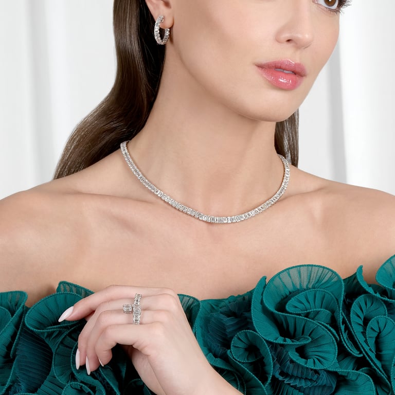 Rivière Emerald Creolen aus 18 Kt Weißgold mit Diamanten, am Ohr getragen